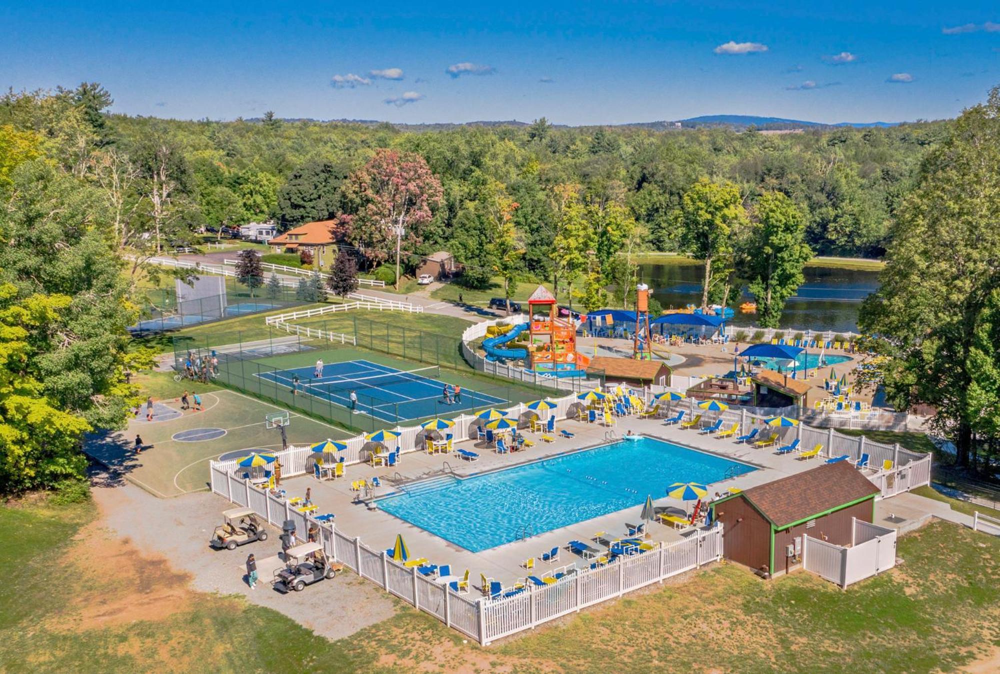 Jellystone Park Birchwood Acres Vila Greenfield Park Exterior foto